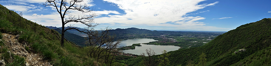 Dal sentiero di salita al Corno Birone bella vista sul Lago di Annone